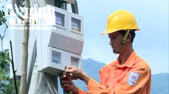 Người dân xã "bệnh lạ" phấn khởi "đón" điện về trước Tết Đinh Dậu