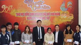 Cựu sinh viên KTX Mễ Trì "Nối yêu thương" tới các sinh viên nội trú