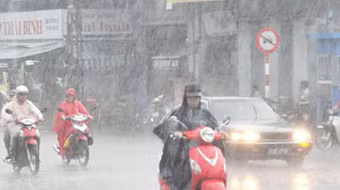 Mưa dông giải nhiệt, đề phòng tai nạn khi đi đường 