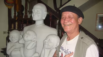 Người khắc đài tưởng niệm ở Hỏa Lò