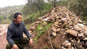 Ngôi mộ kỳ lạ ai đi ngang qua cũng phải... ném đá