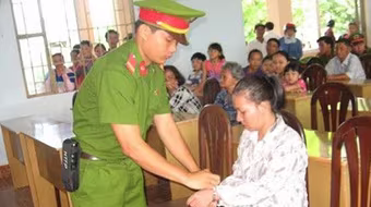 Tiêu quá 1.000 đồng, bé gái bị mẹ kế hành hạ dã man