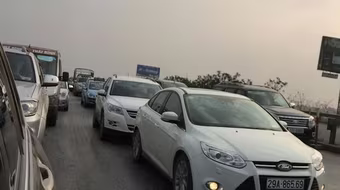 Ngày 28 Tết, đoàn dài ôtô nhích từng mét trên đường cao tốc