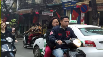 Cố tình "quên" mũ bảo hiểm, đầu trần phi xe máy... đón Xuân