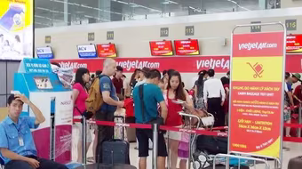 Bị ném giấy tờ vào mặt, nhân viên hàng không ném trả giấy tờ của khách xuống đất