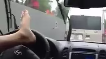 Sốc: Coi thường tính mạng, lái xe bằng chân giữa phố đông Hà Nội