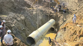 Rạng sáng ngày 13, đường ống nước sông Đà vỡ lần thứ 13