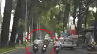 Cảnh cướp giật dây chuyền táo tợn giữa phố