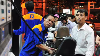 Xăng tăng giá thêm hơn 600 đồng/lít