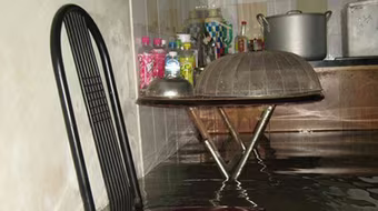 Nước ào vào nhà giữa đêm khuya, người dân Hà Nội nháo nhào chạy đồ đạc