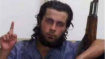 Kinh sợ: Tay súng IS hành quyết mẹ đẻ ngay trước đám đông