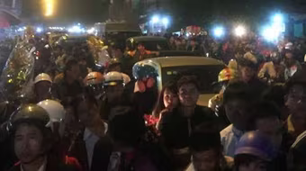 Biển người chen chân 'bán rủi, mua may' ở chợ Viềng lúc nửa đêm