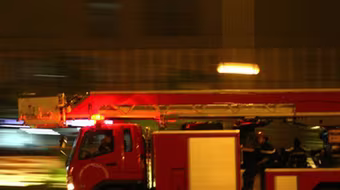 Xe cứu hỏa mặc sức rú còi, giữa lòng đường dân vẫn "hiên ngang"