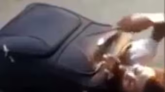 Bất ngờ với thanh niên cao 1,82m trốn trong valy để vượt biên