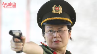 Nữ VĐV cận thị đạt 96/100 điểm tại giải bắn súng quân dụng