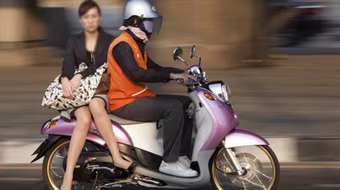 Gạ cho xem ngực 'free', xe ôm suýt sập bẫy gái làng chơi