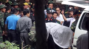 Đưa thi thể 3 phi công máy bay EC130 về bệnh viện 175 để nhận dạng