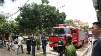 Ô tô bốc cháy, lan sang xe máy