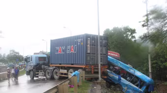 Bốn ôtô "dồn toa", 4 người thương vong