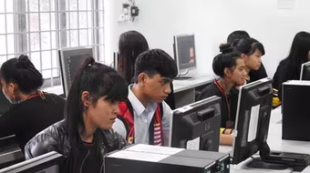 Tặng 21 máy tính cho Trường dân tộc nội trú Gia Lai