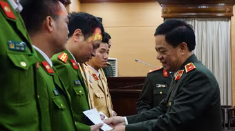 Tặng quà thân nhân cán bộ chiến sỹ có hoàn cảnh khó khăn