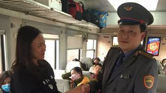  Trao trả gần 20 triệu đồng và ngoại tệ cho hành khách bỏ quên