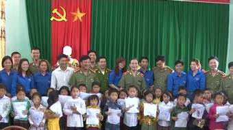 Ước mơ có áo trắng đến trường của học sinh vùng cao