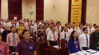 Hát quốc ca trong lễ chào cờ thể hiện lòng tự hào dân tộc