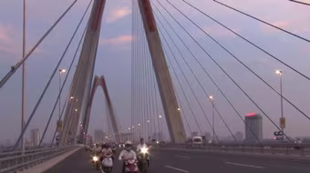 Cảnh báo: Đi dạo trên cầu Nhật Tân – coi chừng tai nạn