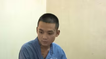 Con trai kề dao vào cổ mẹ đòi tiền