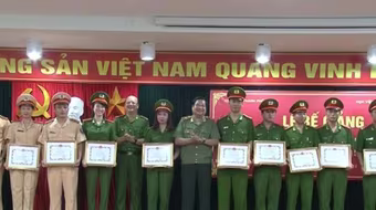 Bế giảng lớp đào tạo đại học CSND hệ vừa làm vừa học