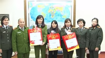 Hội phụ nữ CATP.Hà Nội trao quà cho hội viên có hoàn cảnh khó khăn