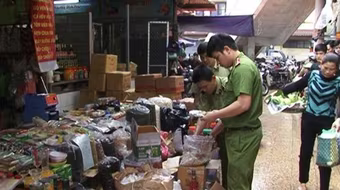 Thu giữ 550 kg thực phẩm không rõ nguồn gốc 