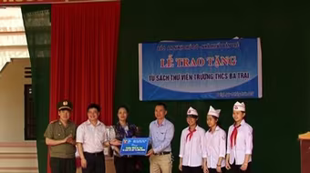 Báo ANTĐ tiếp tục hành trình mang sách tới các huyện ngoại thành