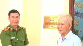 CATP Hà Nội đi thăm tặng quà các gia đình thương binh, liệt sĩ