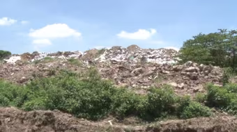 Nhân dân phản ánh, bãi đất thải ở Triều Khúc vẫn trơ lỳ 