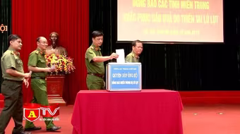 Chung tay ủng hộ đồng bào miền Trung khắc phục lũ lụt