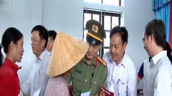 Chung tay chia sẻ những khó khăn với  nhân dân vùng lũ