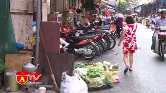 Lấn chiếm vỉa hè lòng đường - thói quen khó bỏ
