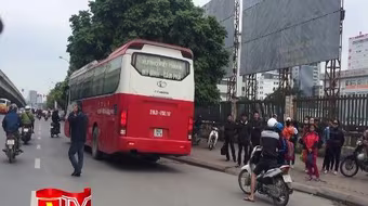 Dẹp "xe dù, bến cóc" trên trục đường Khuất Duy Tiến