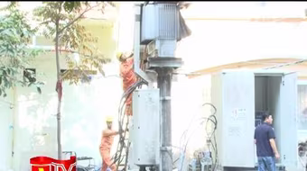 Nguy hiểm những quán hàng rong cạnh bốt điện