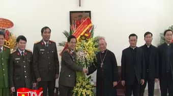 CATP Hà Nội chúc mừng lễ Giáng sinh các chức sắc công giáo