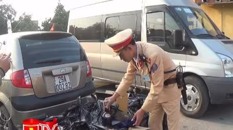 Phát hiện xe khách chở hàng trăm chai rượu lậu