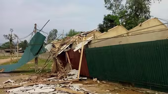 Lốc xoáy, mưa đá làm tốc mái gần 200 ngôi nhà