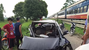 Xe ô tô Vios bị tàu hỏa đâm nát, lái xe bị thương
