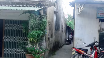 Người đàn ông dùng dao tự đâm vào bụng rồi cố thủ trong nhà