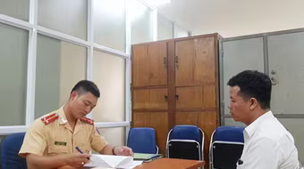 Phạt 7,5 triệu đồng lái xe taxi lạng lách, đánh võng trên cầu Vĩnh Tuy 