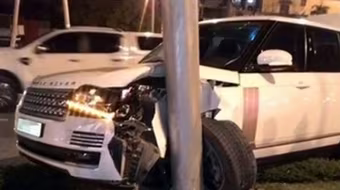 Hà Nội: 'Xế sang' Range Rover đâm cột điện, long bánh trước