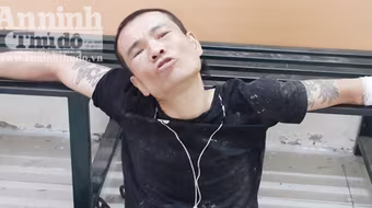 "Ngáo đá", người đàn ông cầm tuýp nước nhựa dọa "bắn" Công an