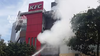 Hà Nội: Cháy dữ dội cạnh nhà hàng KFC